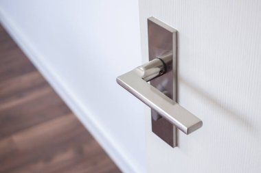 Beyaz kapılı modern kapı kolu.