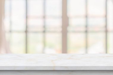 Boş mermer masa üstü ve bulanık pencere perdesi arkaplanı