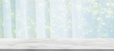 Boş mermer masa üstü ve bulanık pencere perdesi arkaplanı