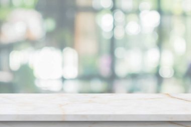 Bulanık mutfak kafesi arka planında mermer masa.