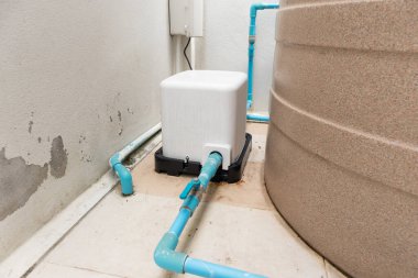 Evin dışındaki otomatik su pompası istasyonu.