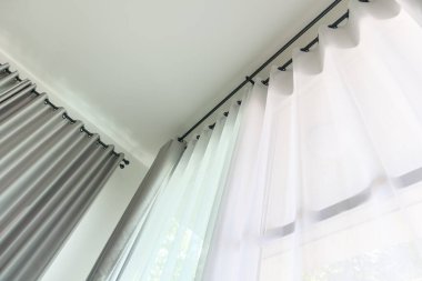 Oturma odasındaki perde iç dekorasyonu