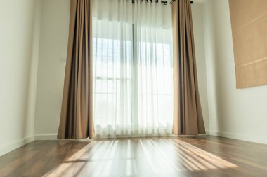 Güneşli bir günde oturma odasının iç dekorasyonu.