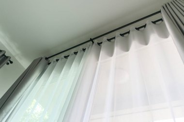 Oturma odasındaki perde iç dekorasyonu