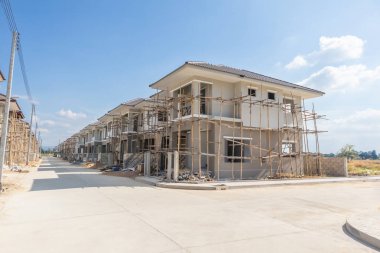 İnşaat alanındaki yeni konut inşaatı devam ediyor.