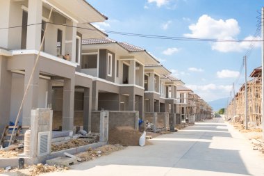 İnşaat alanındaki yeni konut inşaatı devam ediyor.