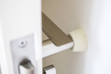 Duvara monte edilmiş kapı kolu ve modern kapı kolu.