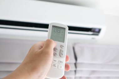 Klimaya bağlı uzaktan kumandalı bir el.