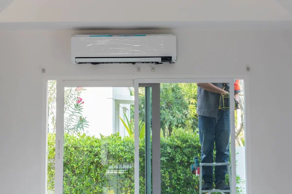 Technicus Installeren Airconditioner Muur — Stockfoto