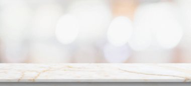 Bulanık mutfak kafesi arka planında mermer masa.