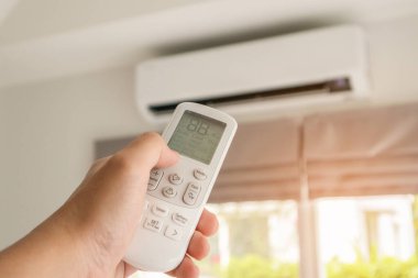 Klimaya bağlı uzaktan kumandalı bir el.