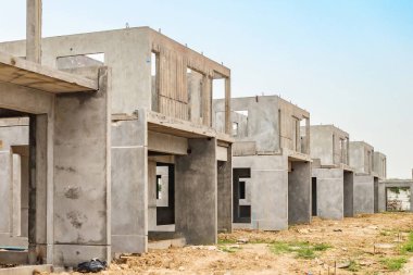 İnşaat sahasında prefabrikasyon sistemi olan yeni bir ev inşa ediliyor.