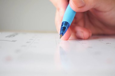 Takvim tarihi iş planlama randevusu konsepti üzerine kalem yazan kadın eli