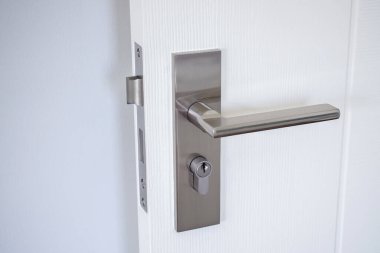 Beyaz kapılı modern kapı kolu.