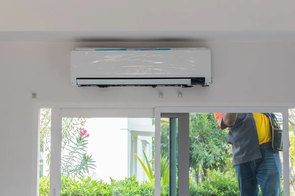 Technician Install Air Conditioner Wall — Stock Photo, Image