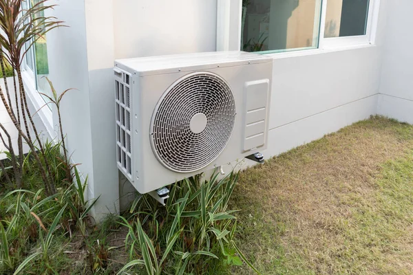 Klimaanlage Außengerät Kompressor Installieren Außerhalb Des Hauses — Stockfoto