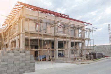 İnşaat alanındaki yeni ev inşaatı devam ediyor