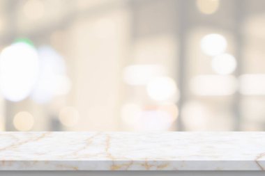 Bulanık mutfak kafesi arka planında mermer masa.