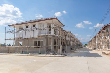 İnşaat alanındaki yeni konut inşaatı devam ediyor.