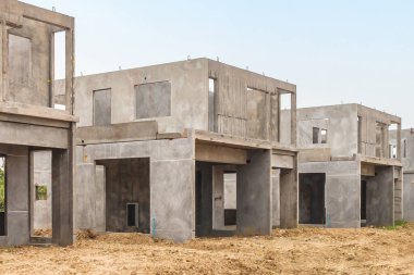 İnşaat sahasında prefabrikasyon sistemi olan yeni bir ev inşa ediliyor.