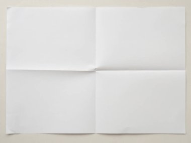 Beyaz arkaplan üzerine beyaz katlanmış ve buruşuk kağıt