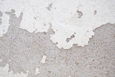 Soyulmuş boyalı, eski, soyulmuş beton bir duvar.