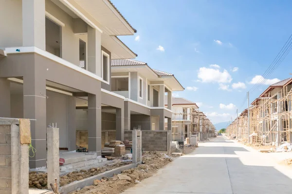 İnşaat alanındaki yeni konut inşaatı devam ediyor.