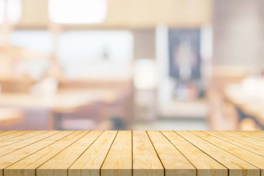 Kafe restoranının içi bulanık arka planı olan boş ahşap masa.