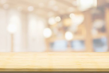 Kafe restoranının içi bulanık arka planı olan boş ahşap masa.