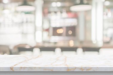 Bulanık mutfak kafesi arka planında mermer masa.