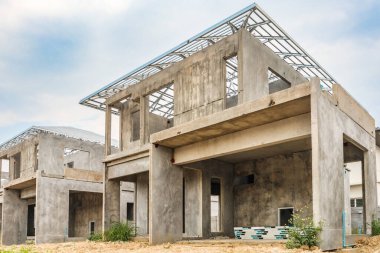 İnşaat sahasında prefabrikasyon sistemi olan yeni bir ev inşa ediliyor.
