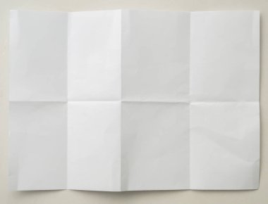 Beyaz arkaplan üzerine beyaz katlanmış ve buruşuk kağıt