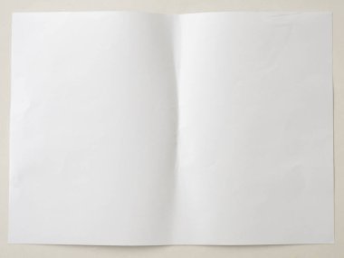 Beyaz arkaplan üzerine beyaz katlanmış ve buruşuk kağıt