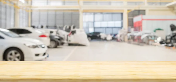 Leere Holz Tischplatte Mit Auto Service Center Autowerkstatt Verschwommenen Hintergrund — Stockfoto