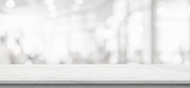 Bulanık mutfak kafesi arka planında mermer masa.