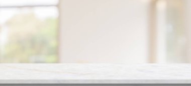 Bulanık mutfak kafesi arka planında mermer masa.