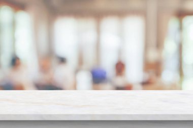 Bulanık mutfak kafesi arka planında mermer masa.