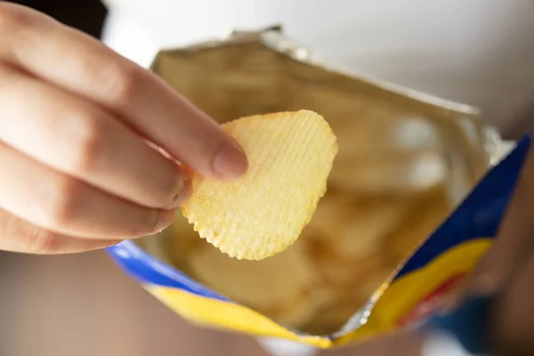 Hand Hold Potato Chips Snack Bag — Stock Photo, Image