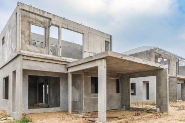 İnşaat sahasında prefabrikasyon sistemi olan yeni bir ev inşa ediliyor.