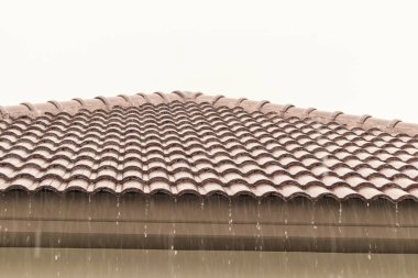 Evin çatısından yağmur yağıyor.