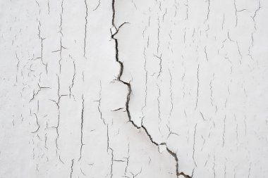 Beyaz duvar dokusu arka planında çatlamış beton
