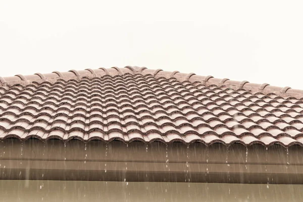 Evin çatısından yağmur yağıyor.