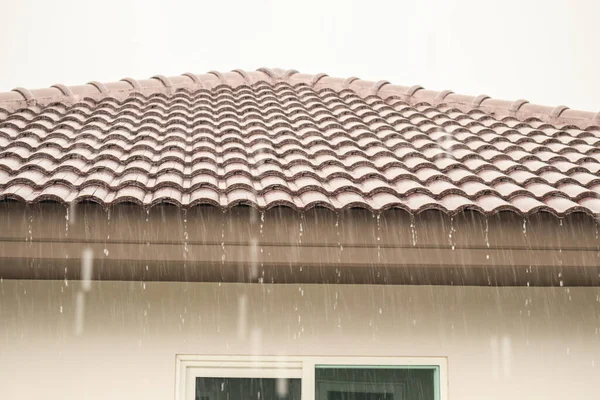 Chuva Caindo Telhado Casa — Fotografia de Stock
