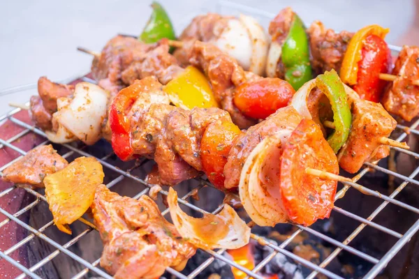 Barbecue Skewers Meat Vegetables Grill Close — 图库照片