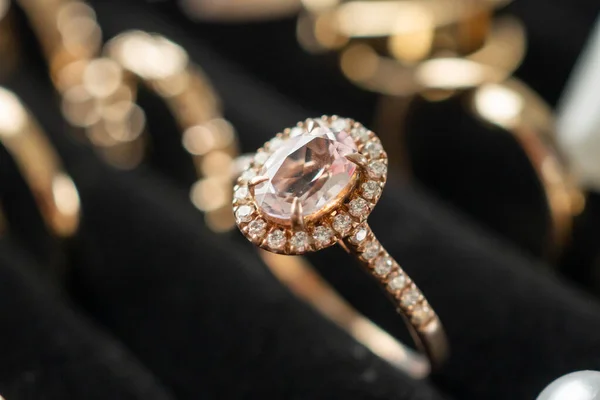 Anéis Diamantes Jóias Ouro Mostram Vitrine Exibição Varejo Luxo — Fotografia de Stock