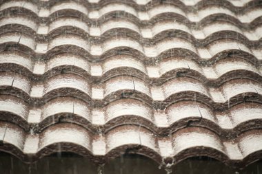 Evin çatısından yağmur yağıyor.