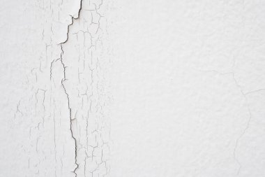 Beyaz duvar dokusu arka planında çatlamış beton