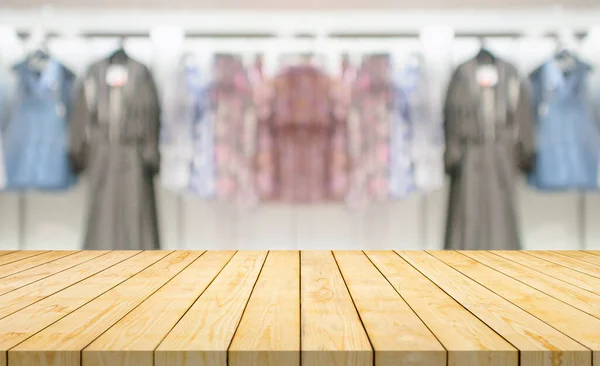 Leere Holztischplatte Mit Verschwommener Kleidung Boutique Anzeige Inneren Einkaufszentrum Hintergrund — Stockfoto