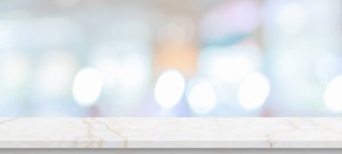 Bulanık mutfak kafesi arka planında mermer masa.