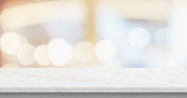 Bulanık mutfak kafesi arka planında mermer masa.